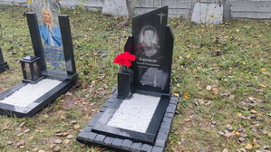 Стеклянный вертикальный памятник со скосом с гранитной вазой с цветами вид справа